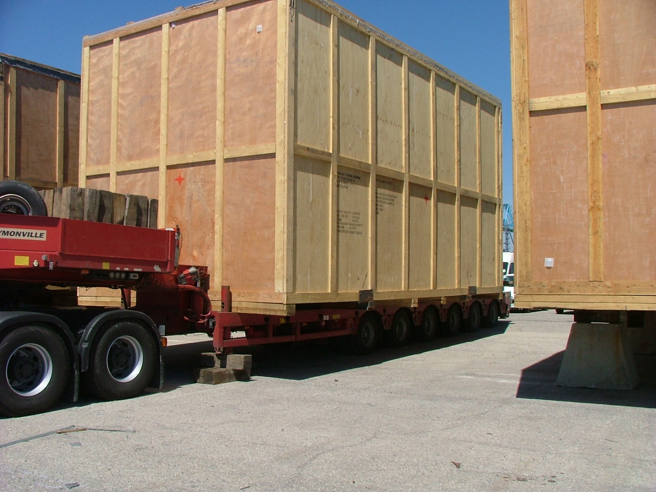 Transport exceptionnel de colis lourds et de caisses contenant des machines industrielles